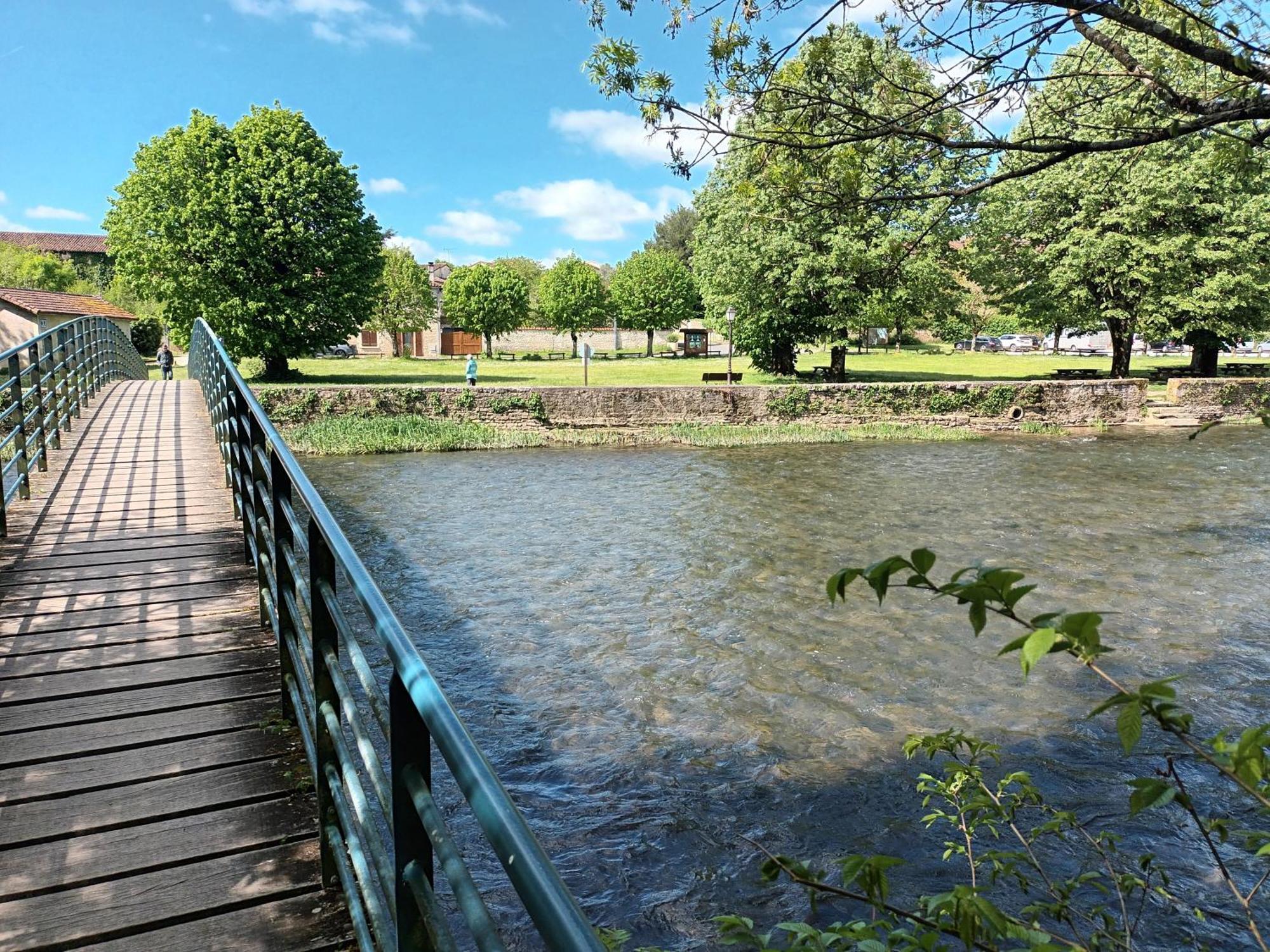 Apartamento Au Bord De La Riviere Verteuil-sur-Charente Exterior foto